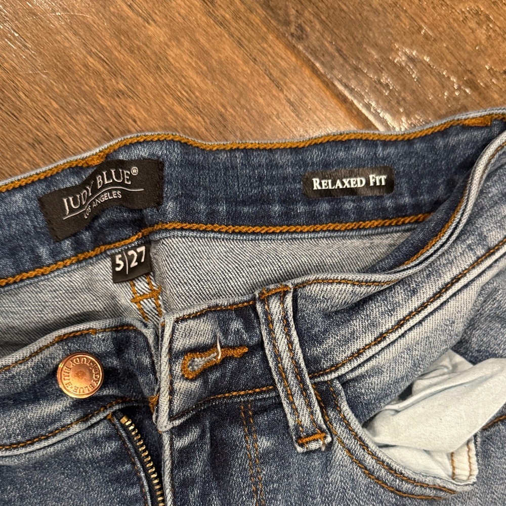 Judy Blue Boyfriend Jeans in Faded Blue with Distressed Knees - Picture 2 of 3